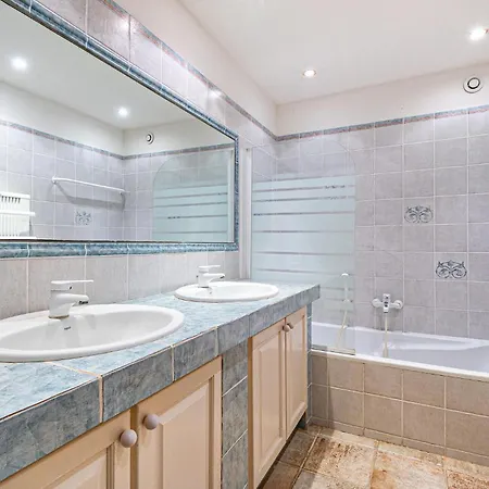 Stunning In With Private Swimming Pool, Be Inside Or Outside *