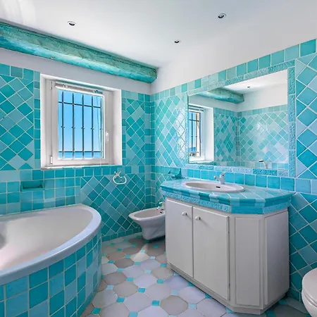 Stunning In With Private Swimming Pool, Be Inside Or Outside *